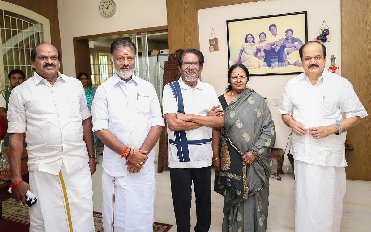 இயக்குநர் பாரதிராஜாவுடன் ஓபிஎஸ் திடீர் சந்திப்பு