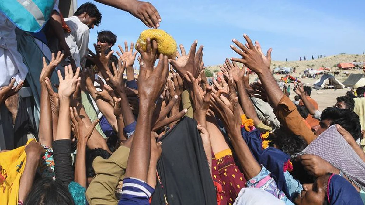 பாகிஸ்தானில் வெள்ளத்தால் உடமைகள் இழப்பு: நிவாரண முகாமில் உணவு கிடைக்காமல் 6 வயது சிறுமி பலி