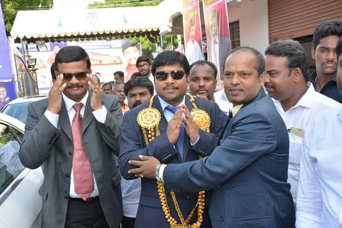 சசிகுமார்( மாலை அணிந்தவர்)