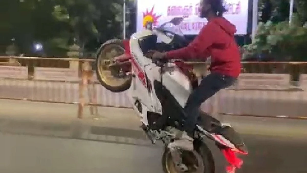 நள்ளிரவில் நடுரோட்டில் ஆபத்தான முறையில் பைக் வீலிங்: இளைஞரின் வீடியோ வைரல்
