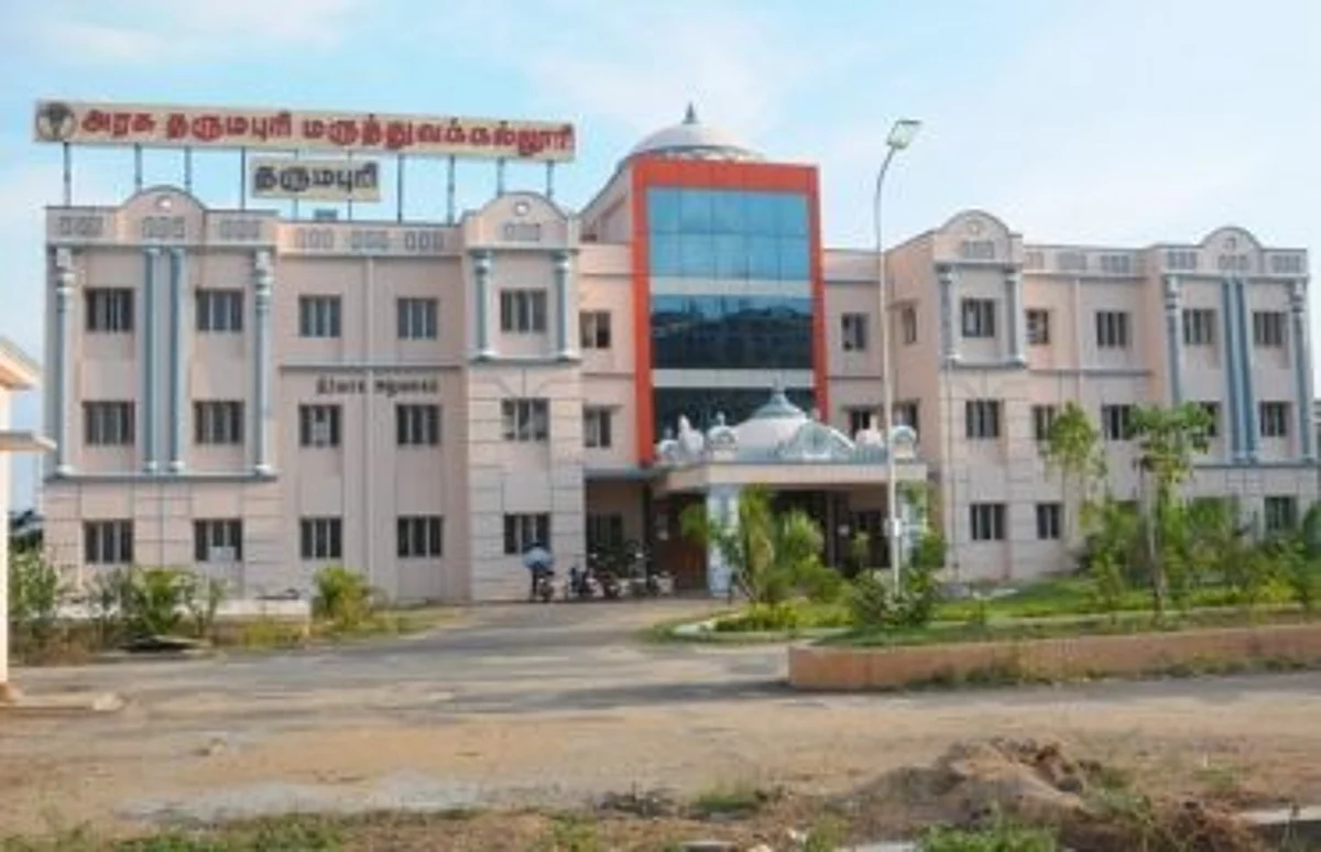 இளம்பெண்ணுடன் தனிமையில் இருக்கும் மருத்துவக் கல்லூரி பேராசிரியர்: புகாருக்குள்ளான நிலையில் வைரலாகும் வீடியோ