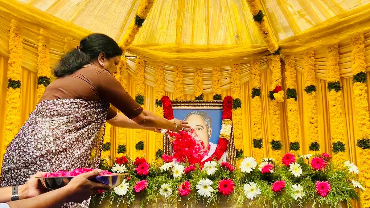 அண்ணா படத்துக்கு மரியாதை செலுத்தும் சசிகலா