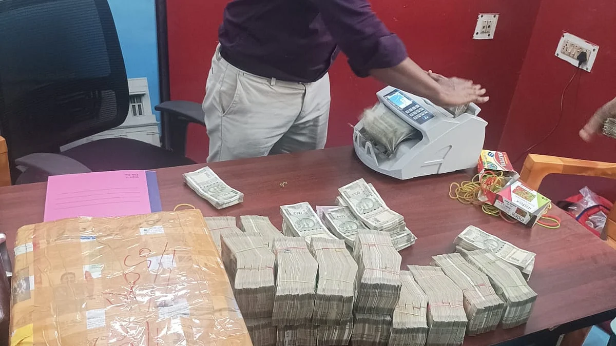 நடத்தியது கஞ்சா சோதனை; சிக்கியது 1.75 கோடி பணம்: விரைவு ரயிலில் வந்த ஆந்திர வாலிபர்கள் சிக்கினர்!
