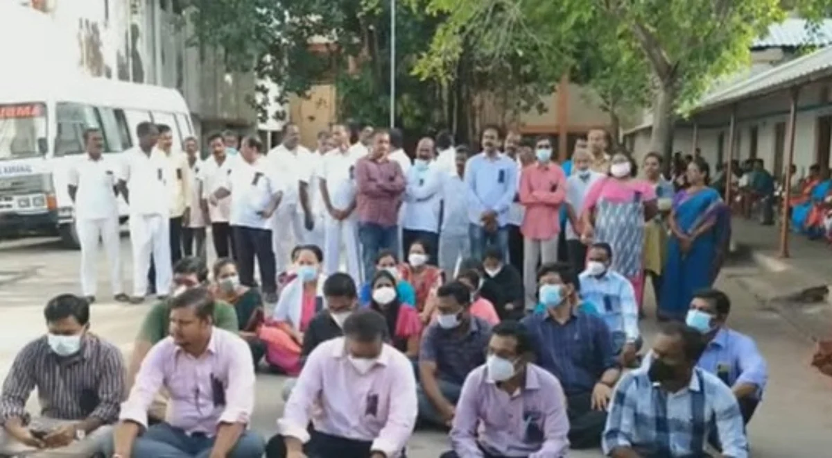 காரைக்கால் மாணவர் மரணம்; டாக்டர்கள் சஸ்பெண்ட்; போராட்டத்தில் குதித்த மருத்துவப் பணியாளர்கள்