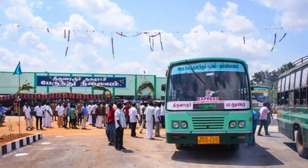 ஓடும் பேருந்தில் அரசு நடத்துனர், ஓட்டுநர் மீது கொடூரத் தாக்குதல்: ஊழியர்களின் திடீர் போராட்டத்தால் ஸ்தம்பித்தது திருவாரூர்!