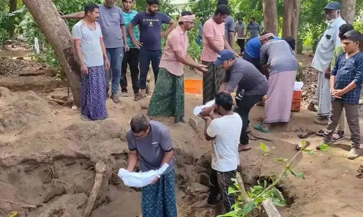 ஒரேநாளில் 314 உடல்கள் தோண்டி எடுக்கப்பட்டது ஏன்?- கேரளத்தில் நடந்த நெகிழ்ச்சி சம்பவம்