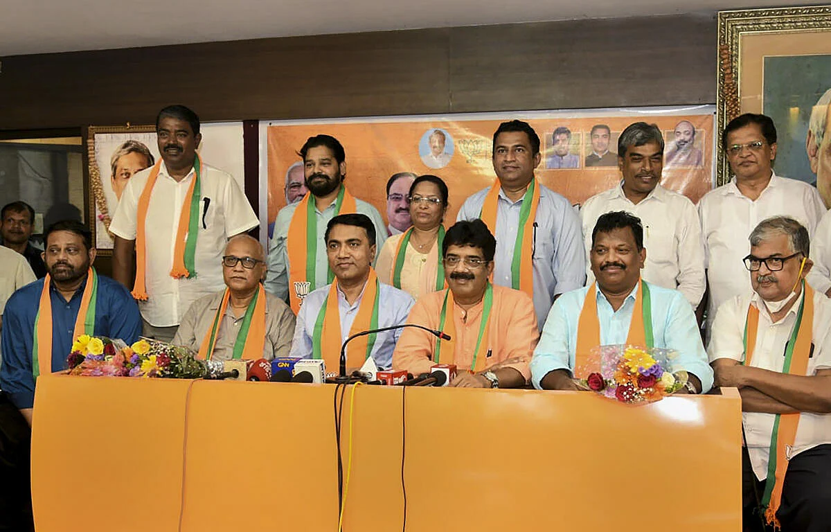 பாஜக தலைவர்களுடன், கட்சி மாறிய கோவா காங்கிரஸ் எம்எல்ஏ-க்கள்...