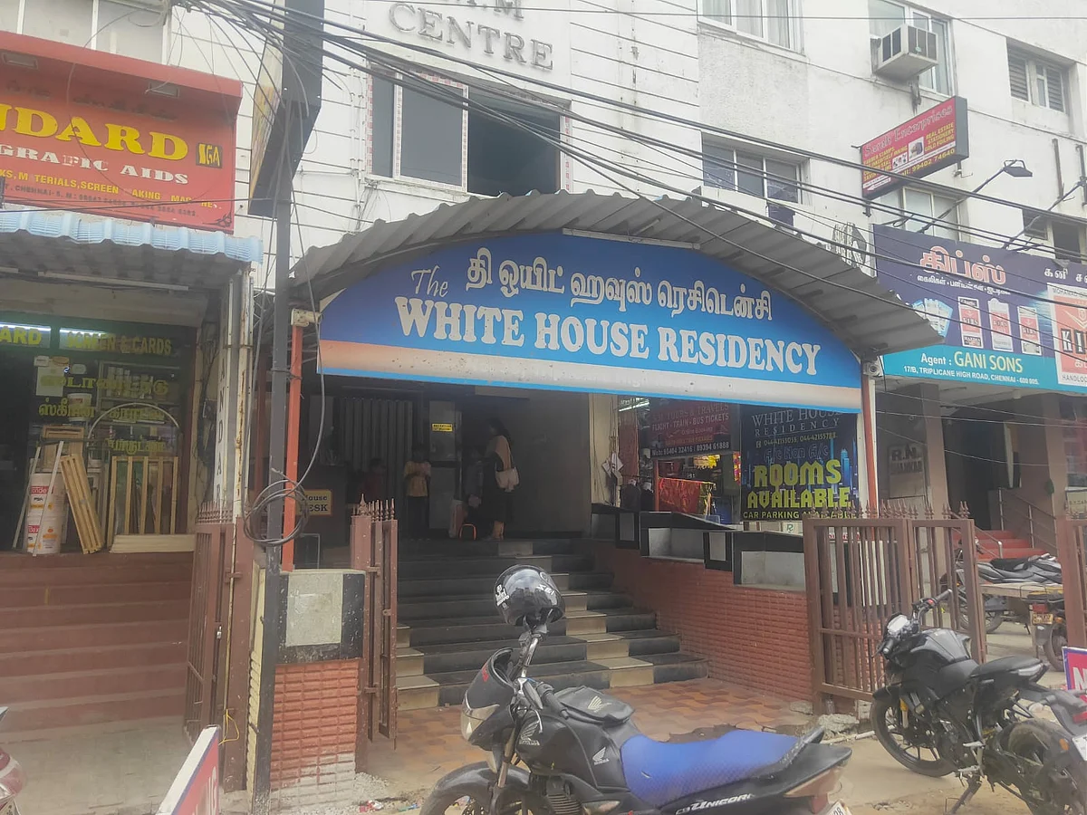 காதலியைக் கொன்ற காதலன் தூக்கிட்டு தற்கொலை: விடுதி அறையை உடைத்து உடல்களை மீட்ட போலீஸார்