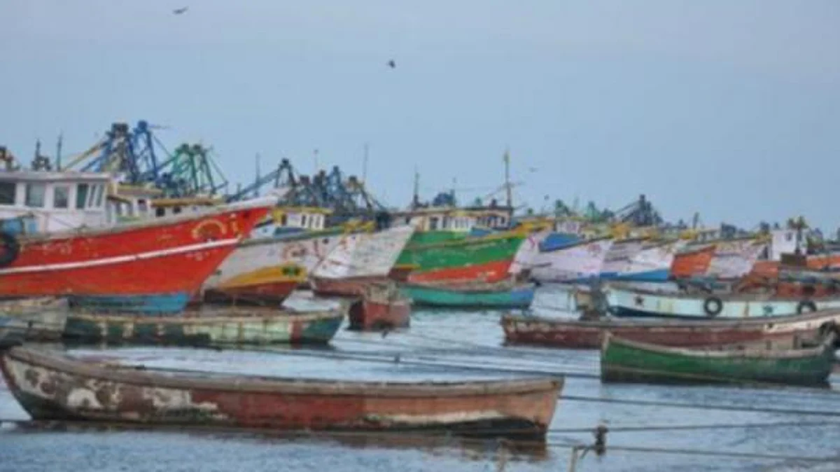 நடுக்கடலில் பொருட்கள் கொள்ளை: புதுக்கோட்டை மீனவர்களை பிடித்துச் சென்றது இலங்கை கடற்படை!