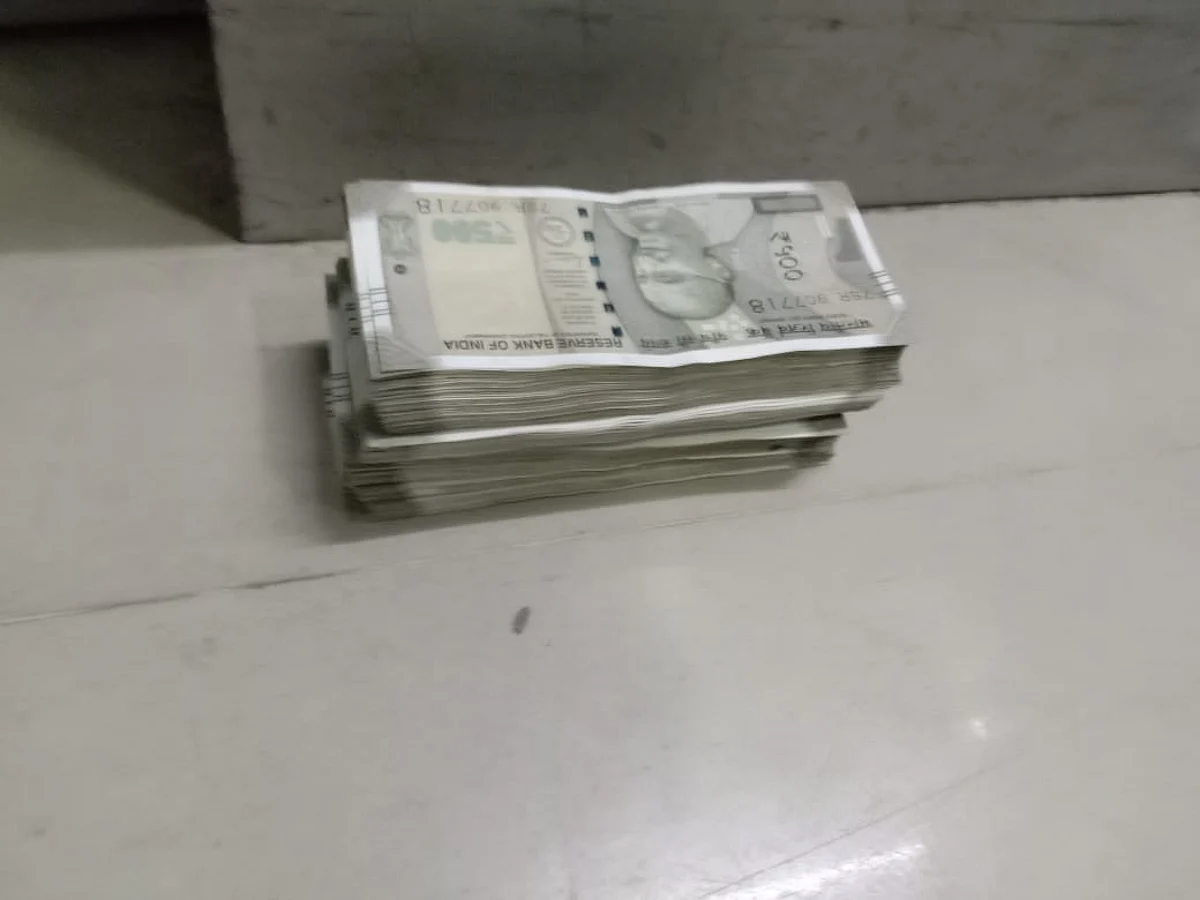 தினமும் லட்சக்கணக்கில் டெபாசிட்; அதிகாலையில் காத்திருந்த போலீஸ்; 2.10 லட்சத்துடன் வந்த ஓட்டுநர் சிக்கினார்