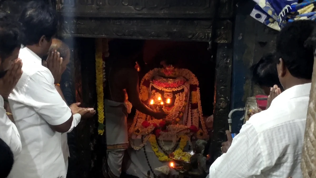 ஈபிஎஸ்சுக்காக வழக்கறுத்தீஸ்வரரிடம் ஒரு பிரார்த்தனை!