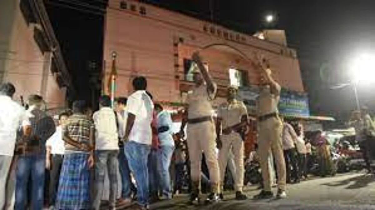 பாஜக நிர்வாகிகளின் வீடுகளில் பெட்ரோல் குண்டுவீச்சு; நொறுக்கப்பட்ட வாகனங்கள்: கோவையில் தொடரும் பதற்றம்