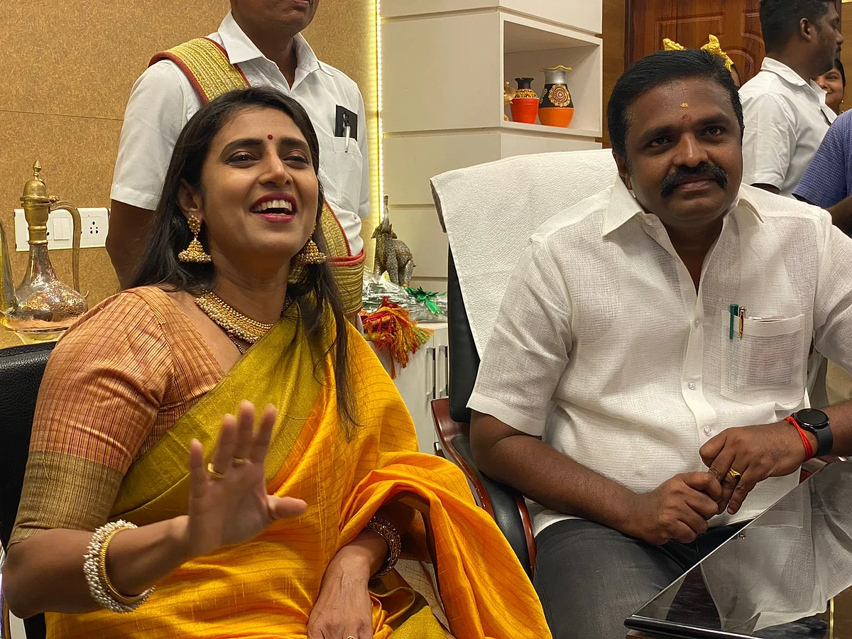 தஞ்சாவூர் மேயருடன் நடிகை கஸ்தூரி