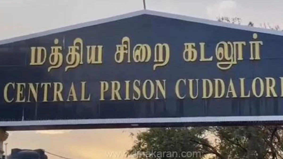 சிறையில் இருந்தே ஸ்கெட்ச்; உதவி ஜெயிலரை கொல்ல முயன்ற ரவுடி அறையில் செல்போன்: சோதனையில் அதிர்ந்த காவலர்கள்