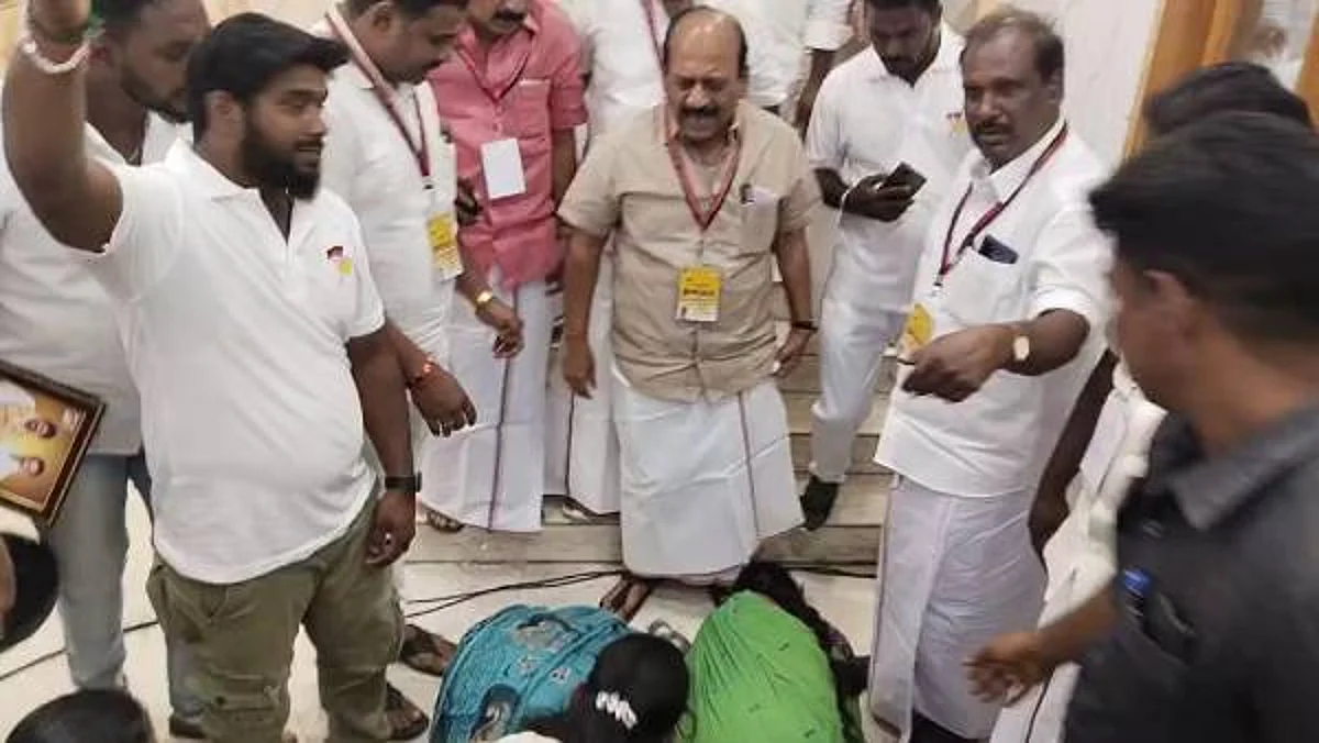 அன்பரசனின் காலில் விழுந்தபோது...
