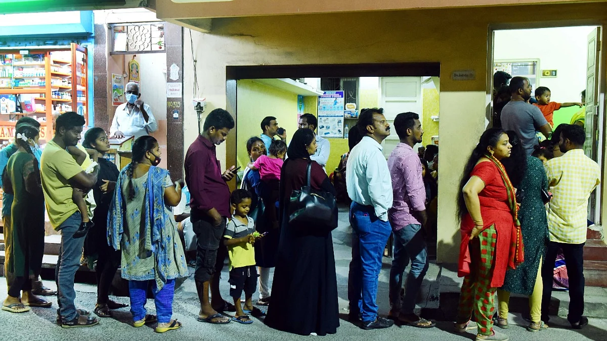 மருத்துவமனையில் குழந்தைகளுடன் நிற்கும் பெற்றோர்கள்