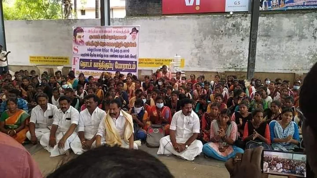 மாணவர்களுடன் அமர்ந்திருக்கும் ஆர் காமராஜ்