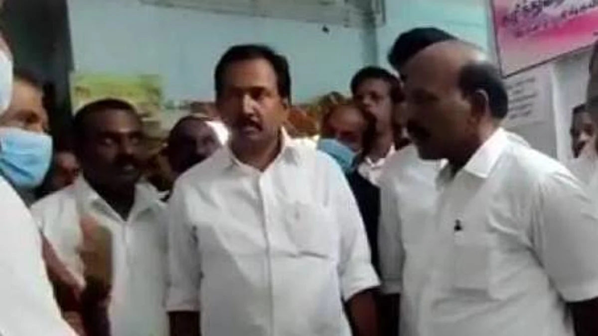 அமைச்சரின் ஆய்வின்போது மின்வெட்டு: செல்போன் வெளிச்சத்தில் கையெழுத்திட்ட மா.சுப்பிரமணியன்!