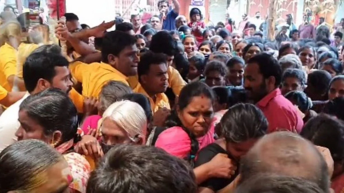 ஒரு ரூபாய்க்கு ஒரு புடவை; அதிகாலையில் திரண்ட ஆயிரம் பெண்கள்: திணறிய ஜவுளிக்கடை ஊழியர்கள்!