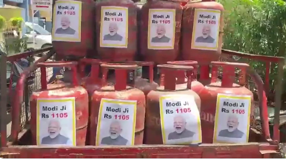 சிலிண்டர் மீது பிரதமரின் புகைப்படம்: நிர்மலா சீதாராமனை திகைக்க வைத்த தெலங்கானா!