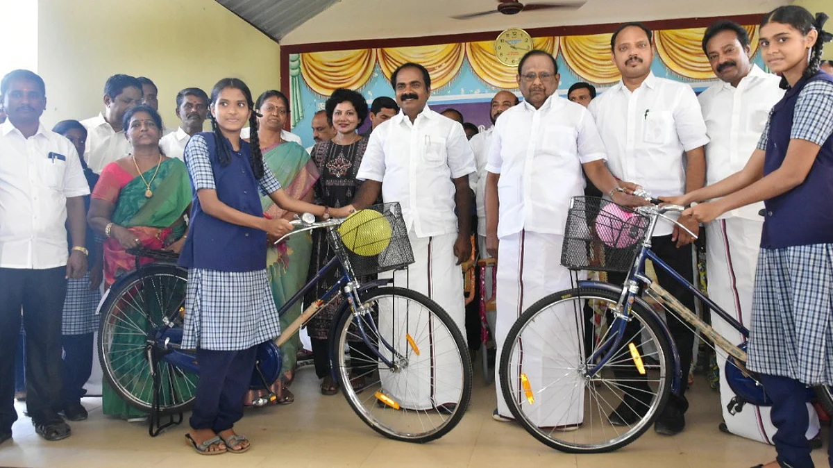 இலவச மிதிவண்டி வழங்கும் விழாவில்