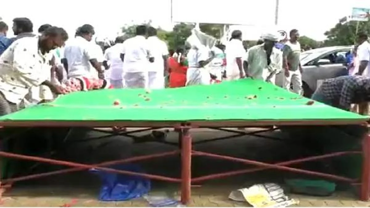 ஈபிஎஸ்சை வரவேற்க விமான நிலையத்திற்குள் மேடை: 6 அதிமுகவினர் மீது பாய்ந்தது வழக்கு