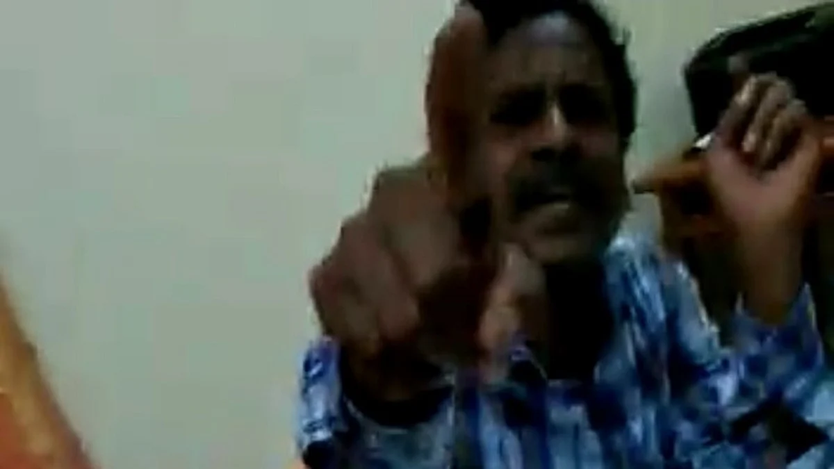 பொதுப்பாதைக்கும் சேர்ந்து பட்டா; முறையிட வந்தவருக்கு கன்னத்தில் பளார்: தாசில்தார் தாக்கும் காட்சி வைரல்