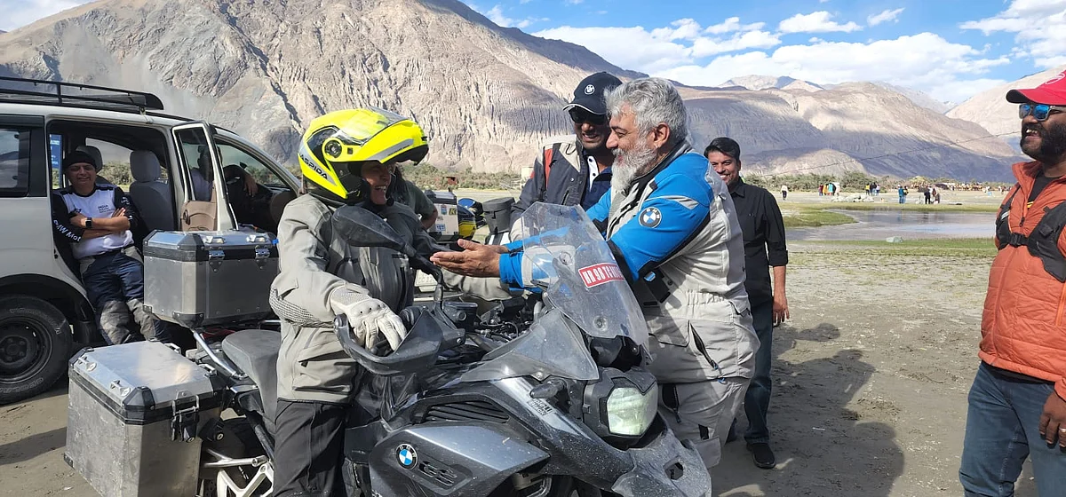 நடிகர் அஜித்துடன் இமயமலை, லடாக் பகுதிகளில் பிரபல நடிகை பைக் பயணம்: வைரலாகும் புகைப்படங்கள்