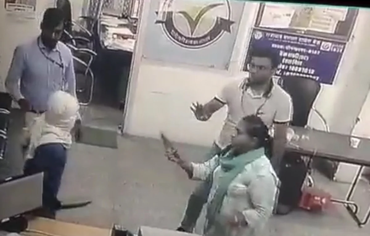 குறடை வைத்து கொள்ளையனை விரட்டியடித்த வங்கி மேலாளர்: வீரப் பெண்ணுக்குக் குவியும் பாராட்டுகள்!