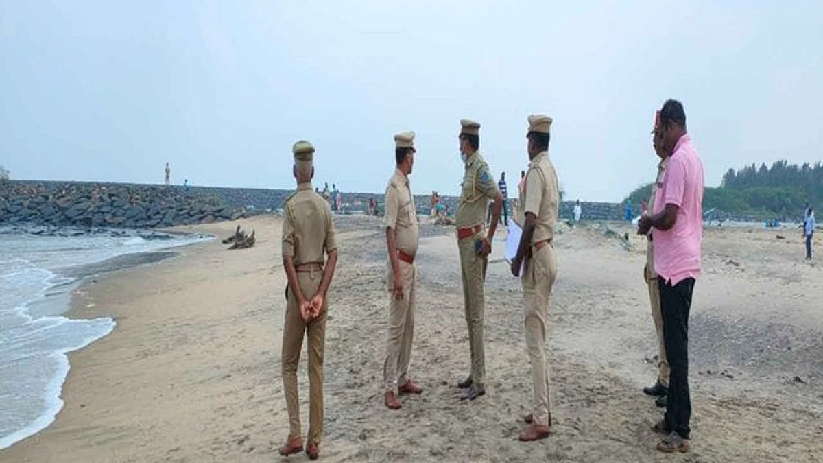 காரைக்கால் கடற்கரையில் போலீஸார்