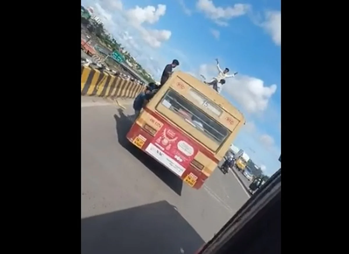 ஓடும் பேருந்து மேற்கூரையில் நின்று மாணவர்கள் அட்டகாசம்: அதிர்ச்சி வீடியோ