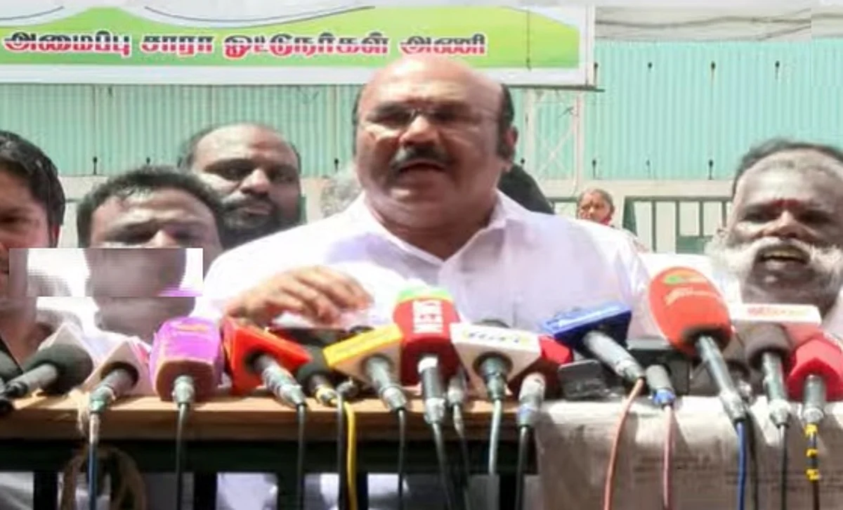 `4 பேரை வைத்து அவர் கட்சி நடத்துகிறார்; ஓபிஎஸ்-ஈபிஎஸ் அணி என்று போடாதீங்க'- ஜெயக்குமார் அட்வைஸ்