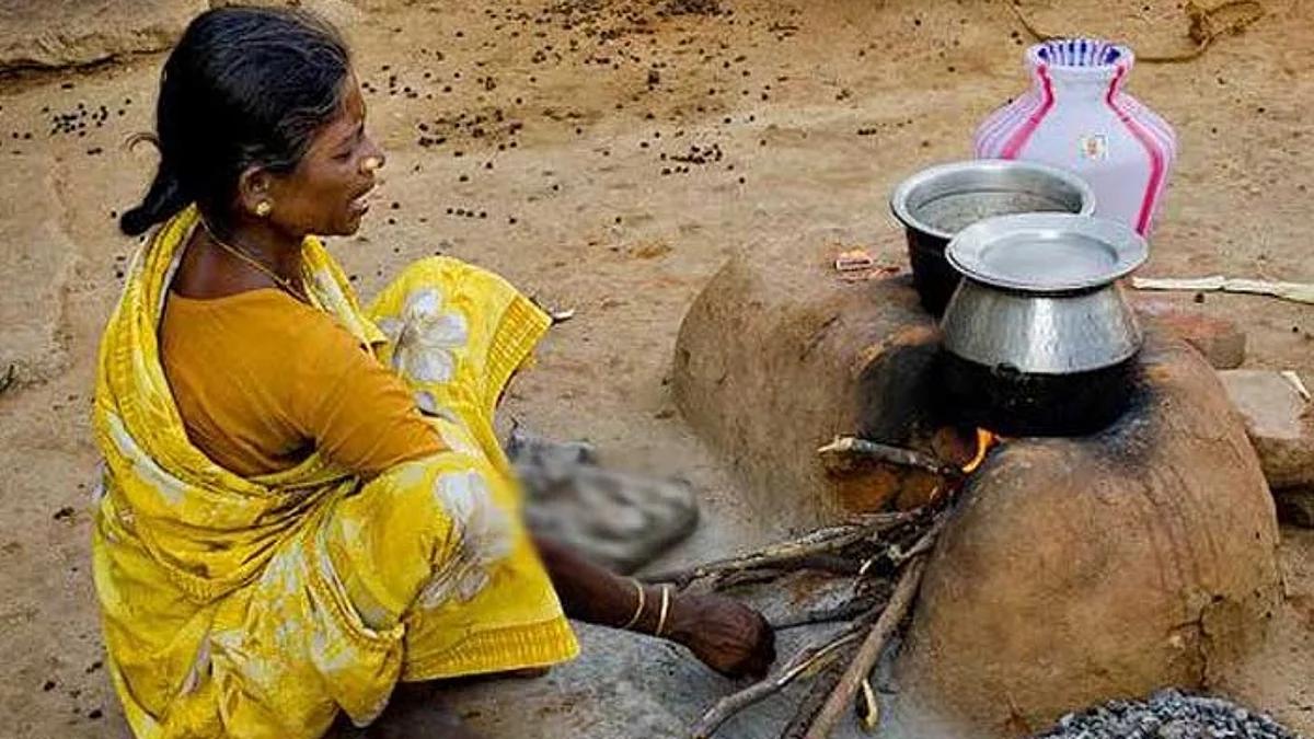 ஒரே விலையில் நீடிக்கும் பெட்ரோல், டீசல், காஸ் விலை: விறகு அடுப்புக்கு மாறிய ஏழை மக்கள்!