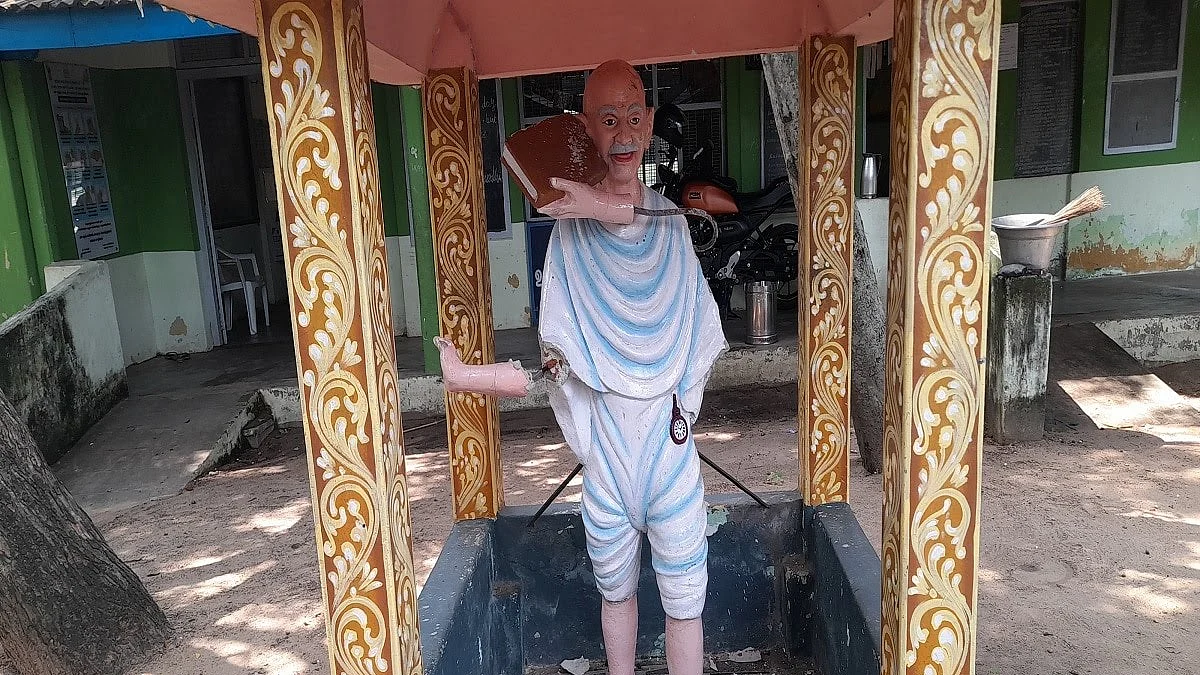 பள்ளி வளாகத்தில் இருந்த மகாத்மா காந்தி சிலையை சேதப்படுத்தியவர்கள் கைது!