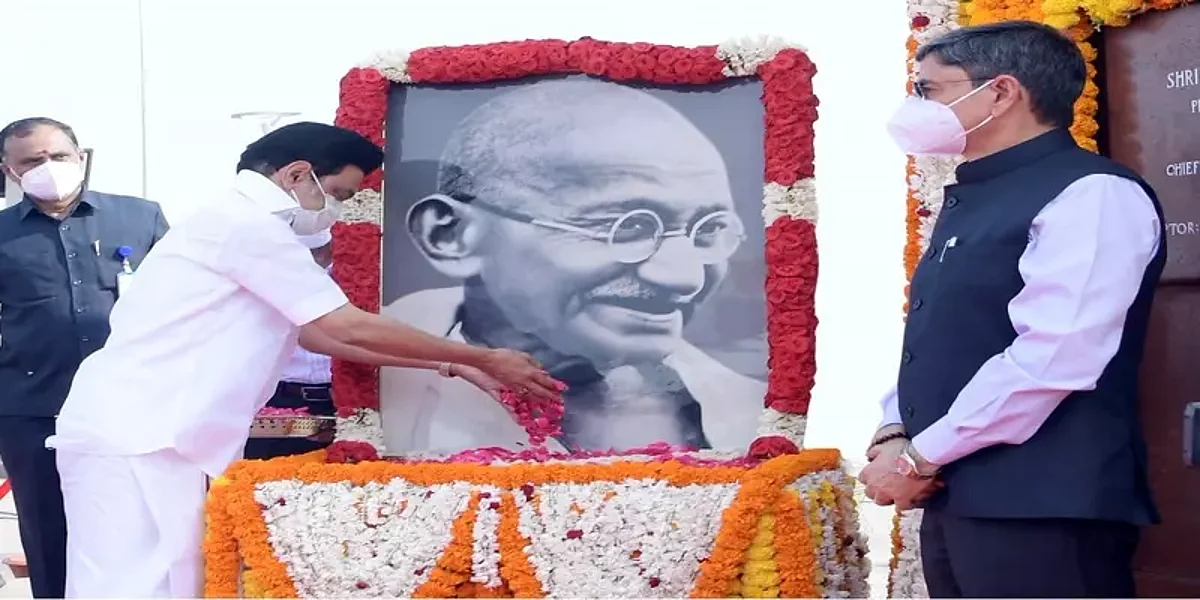 தேசப்பிதா படத்திற்கு முதல்வர், ஆளுநர் இணைந்து மரியாதை