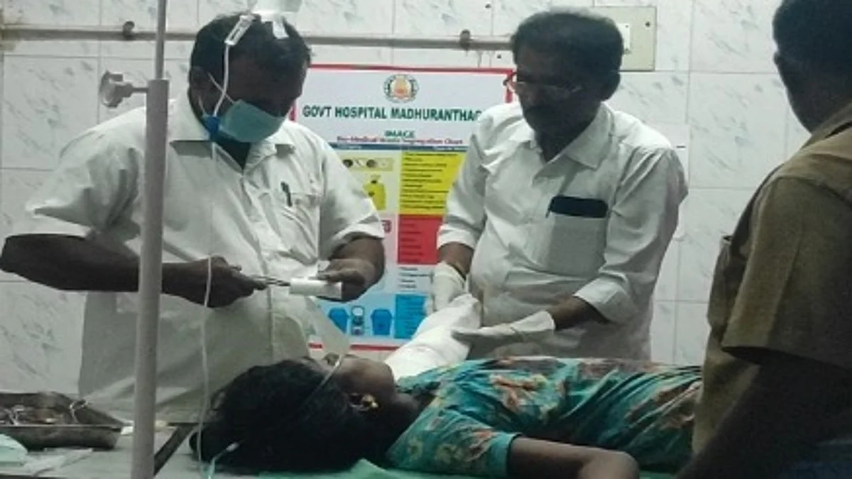 விளையாடியபோது உடைந்து விழுந்த மின்கம்பம்; பலத்த காயத்துடன் சிறுமி அட்மிட்: மின் தடையால் விபரீதம் தவிர்ப்பு!