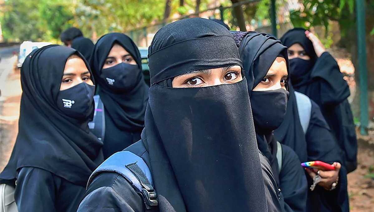 உச்ச நீதிமன்ற நீதிபதிகள் இருவேறு தீர்ப்பு: ஹிஜாப் வழக்கு கூடுதல் அமர்வுக்கு மாற்றம்