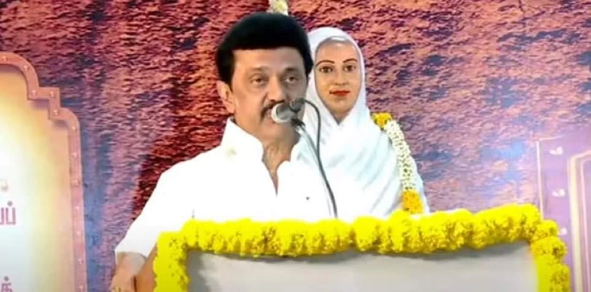 மேடையில், நெற்றியில் திருநீறு இல்லாத வள்ளலார் படம்...