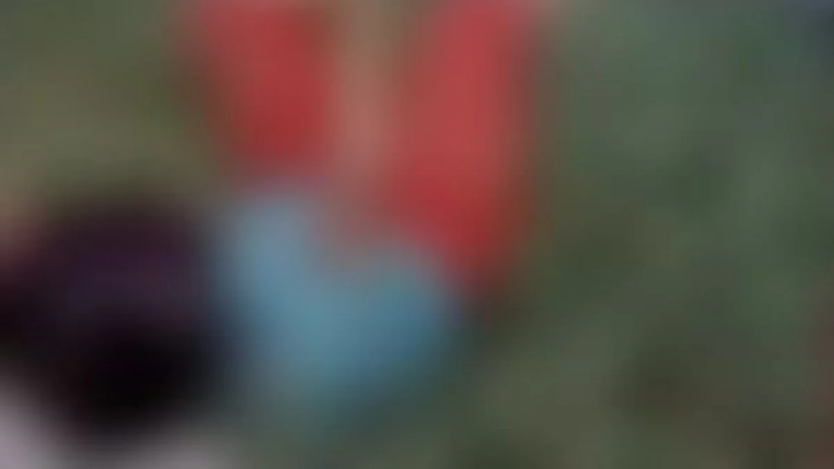 ரத்தக் காயங்களுடன் உதவி கேட்ட சிறுமி; வீடியோ எடுத்த நபர்கள்: கண்கலங்க வைத்த போலீஸ்காரரின் மனிதநேயம்!