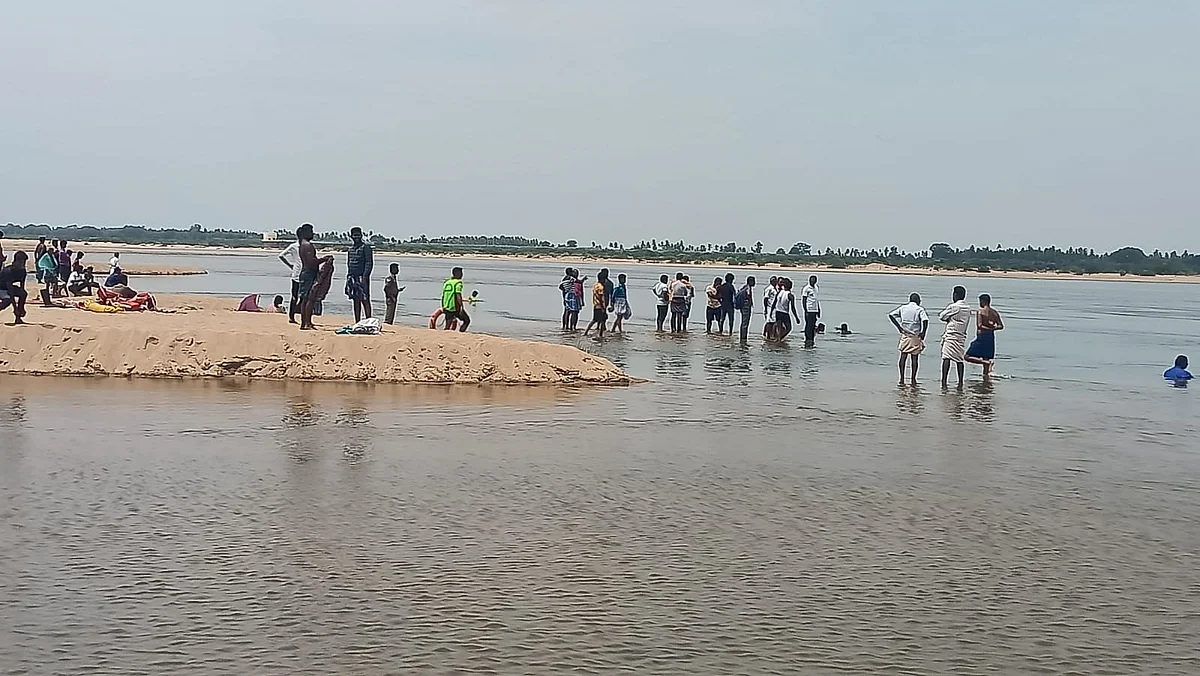 ஆற்றில் இளைஞர்களை தேடும் பணி