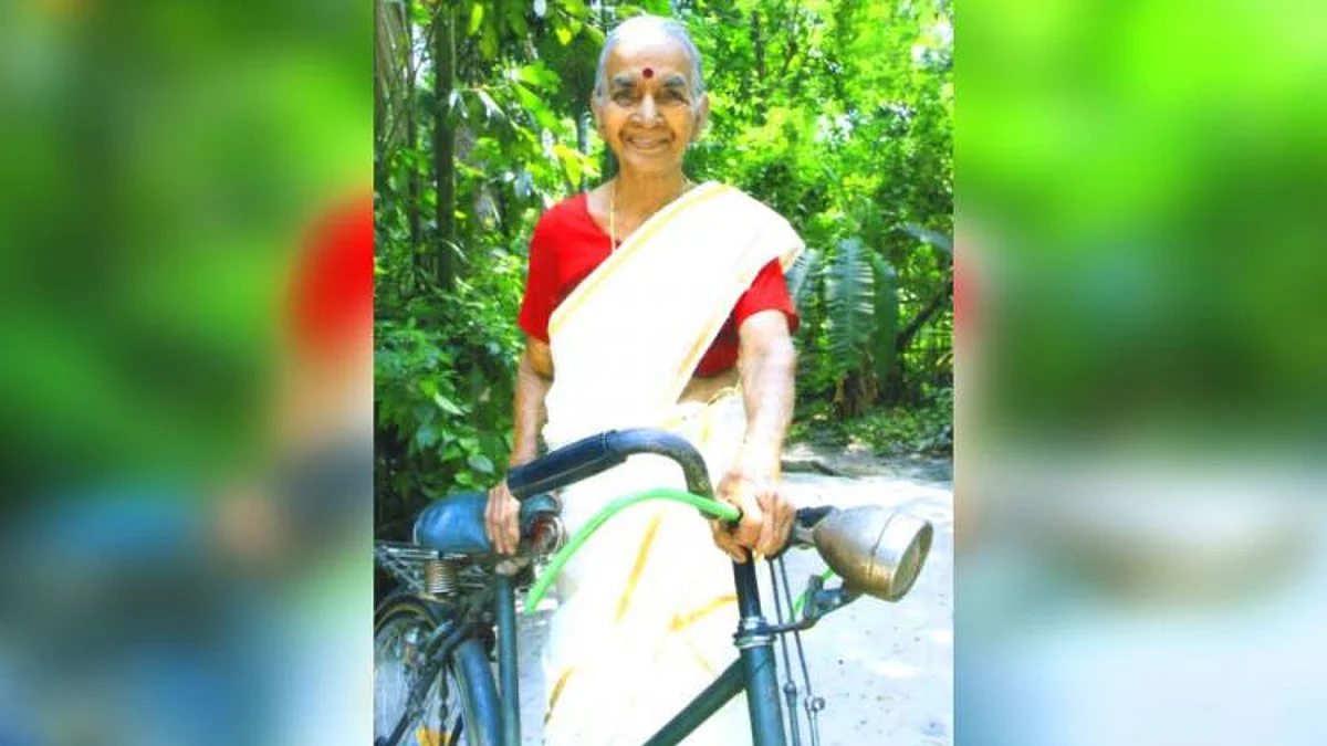 சைக்கிளில் குக்கிராமங்களுக்கு சென்றவர்: கேரளத்தின் முதல் பெண் தபால்காரர் மரணம்!
