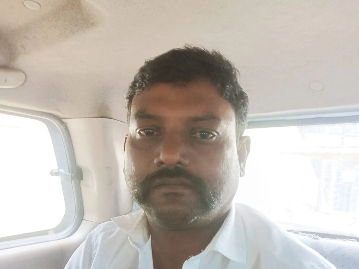 இடுப்பில் துப்பாக்கி, பைக்கில் நாட்டு வெடிகுண்டுடன் வந்த ரவுடி: வளைத்துப் பிடித்த போலீஸ்