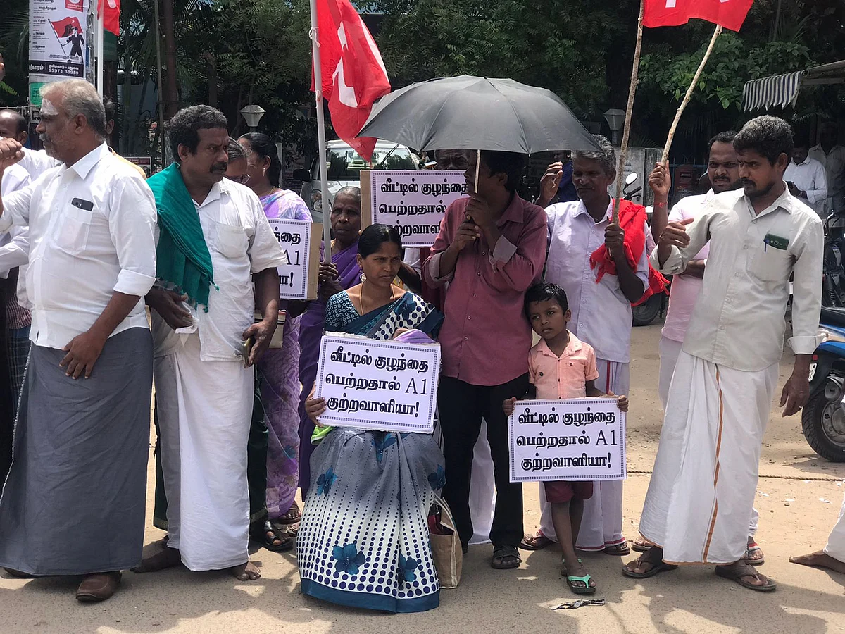 `வீட்டில் குழந்தை பெற்றால் ஏ1 குற்றவாளியா?- போலீஸ் டார்ச்சரால் கைக்குழந்தையுடன் போராட்டத்தில் குதித்த இளம்பெண்