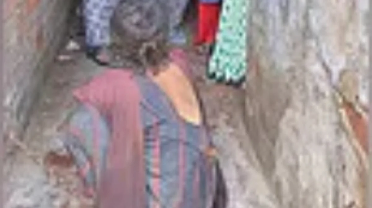 36 ஆண்டுகளாக கை, கால்களில் விலங்கிட்டு வீட்டுச் சிறை: மனநலம் பாதிக்கப்பட்ட நிலையில் பெண் மீட்பு