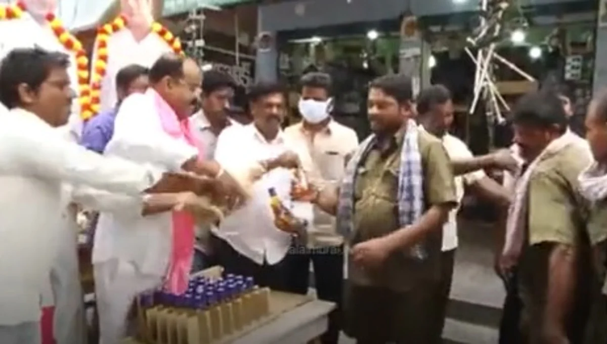 ஒரு குவாட்டர், ஒரு கோழி; குடிமன்னர்களை குஷிப்படுத்திய கட்சி நிர்வாகி: எங்கே தெரியுமா?