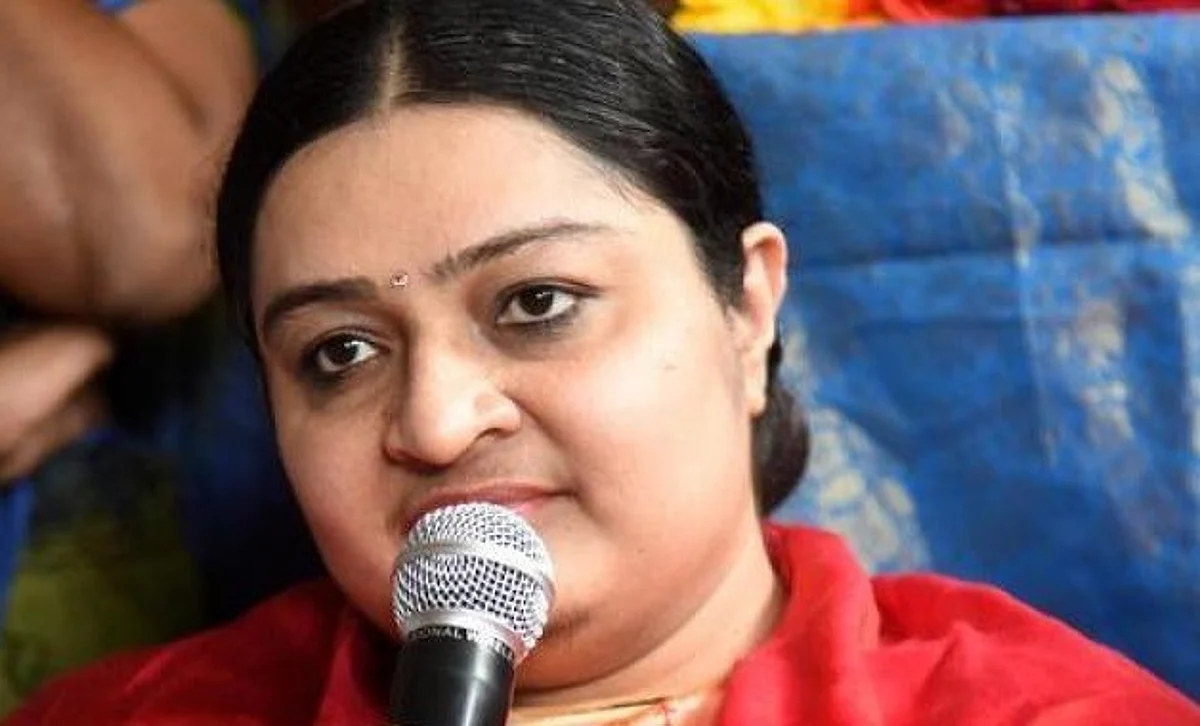 சசிகலா மீது ஜெயலலிதா அண்ணன் மகள் தீபா பரபரப்பு குற்றச்சாட்டு!