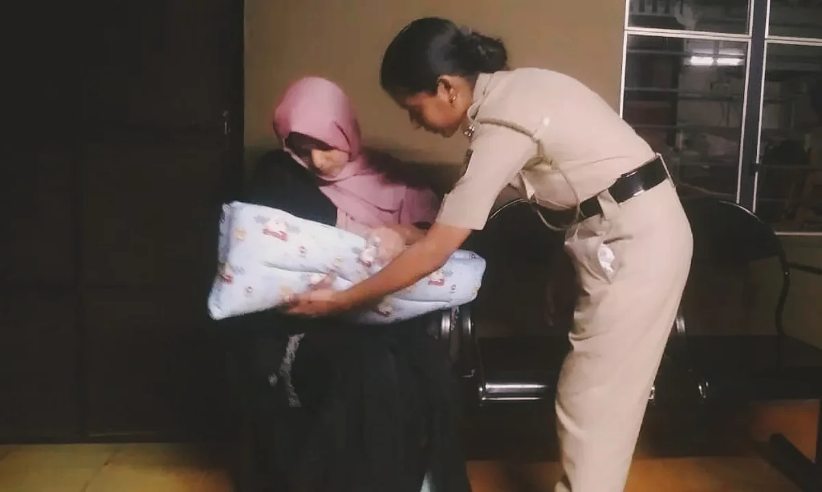 குழந்தையை தாயிடம் ஒப்படைக்கும் காவலர் ரம்யா