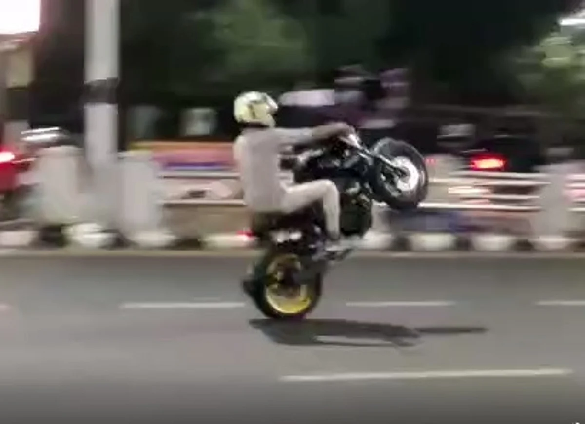 சென்னையில் பைக் சாகசம் செய்த ஆந்திர வாலிபர்: நூதன தண்டனை வழங்கிய நீதிபதி