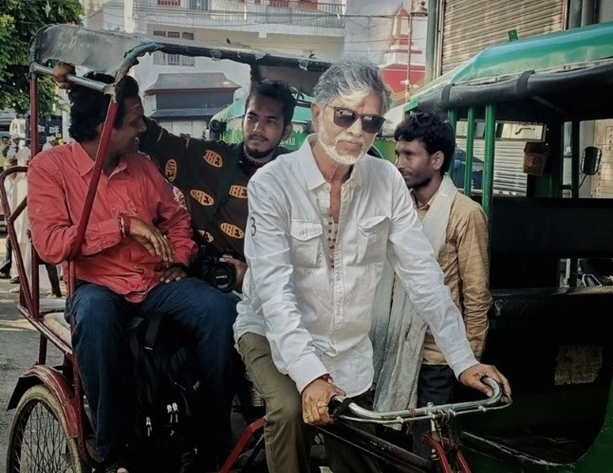 ஹரித்துவாரில் ரிக்ஷா ஓட்டும் எஸ்.ஏ.சந்திரசேகர்: நெகிழ்ந்த உதவி இயக்குநர்கள்!