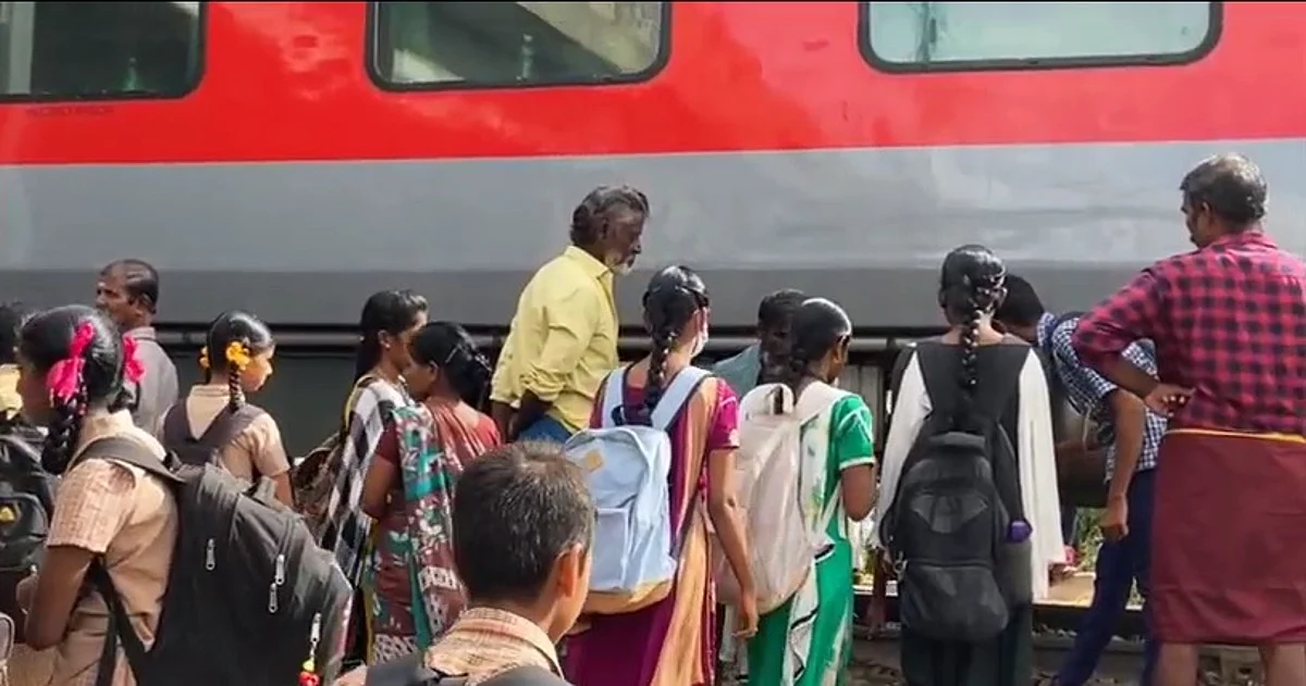 சிக்னல் பிரச்சினையால் நின்ற எக்ஸ்பிரஸ்: ஆபத்தை உணராமல் ரயிலுக்கு அடியில் கடந்து செல்லும் மாணவ, மாணவிகள்!